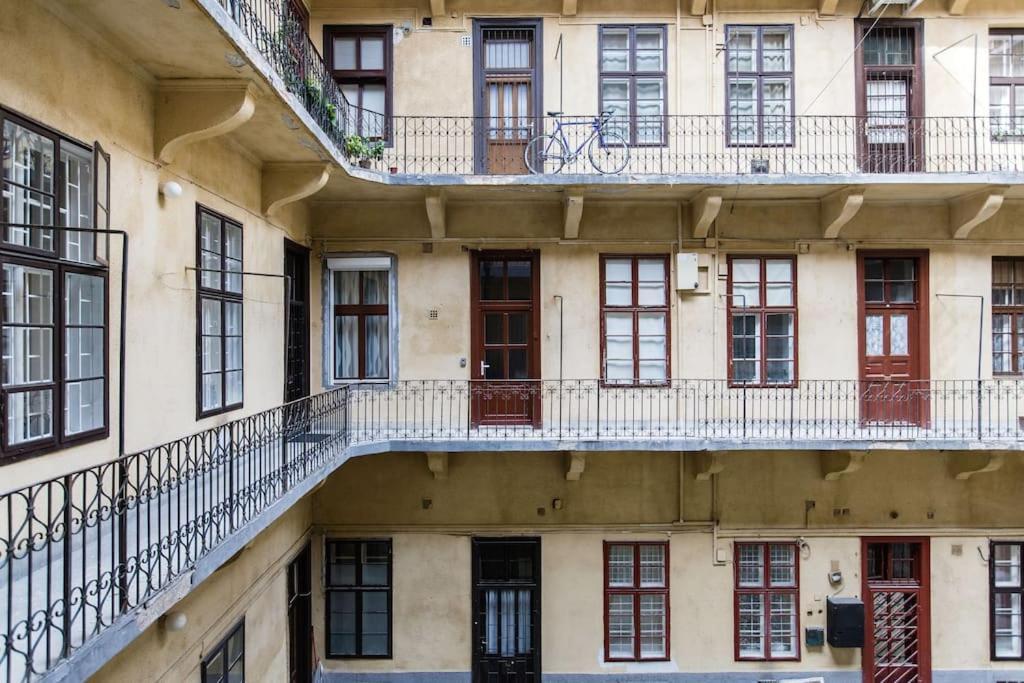 Designer Dream Home In The Ruin Bar District W A/C بودابست المظهر الخارجي الصورة