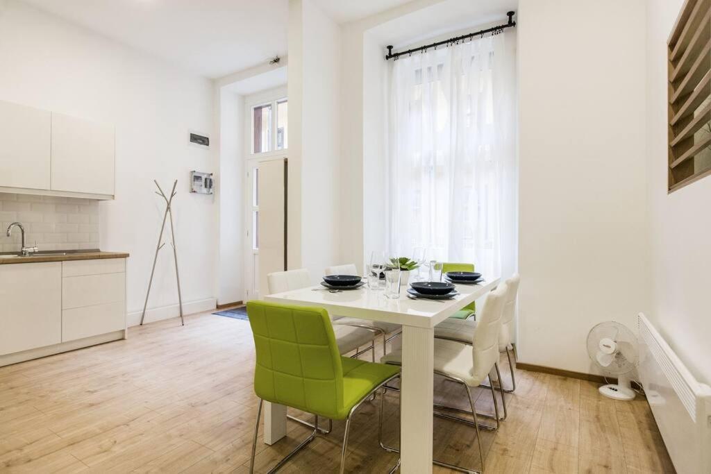 Designer Dream Home In The Ruin Bar District W A/C بودابست المظهر الخارجي الصورة