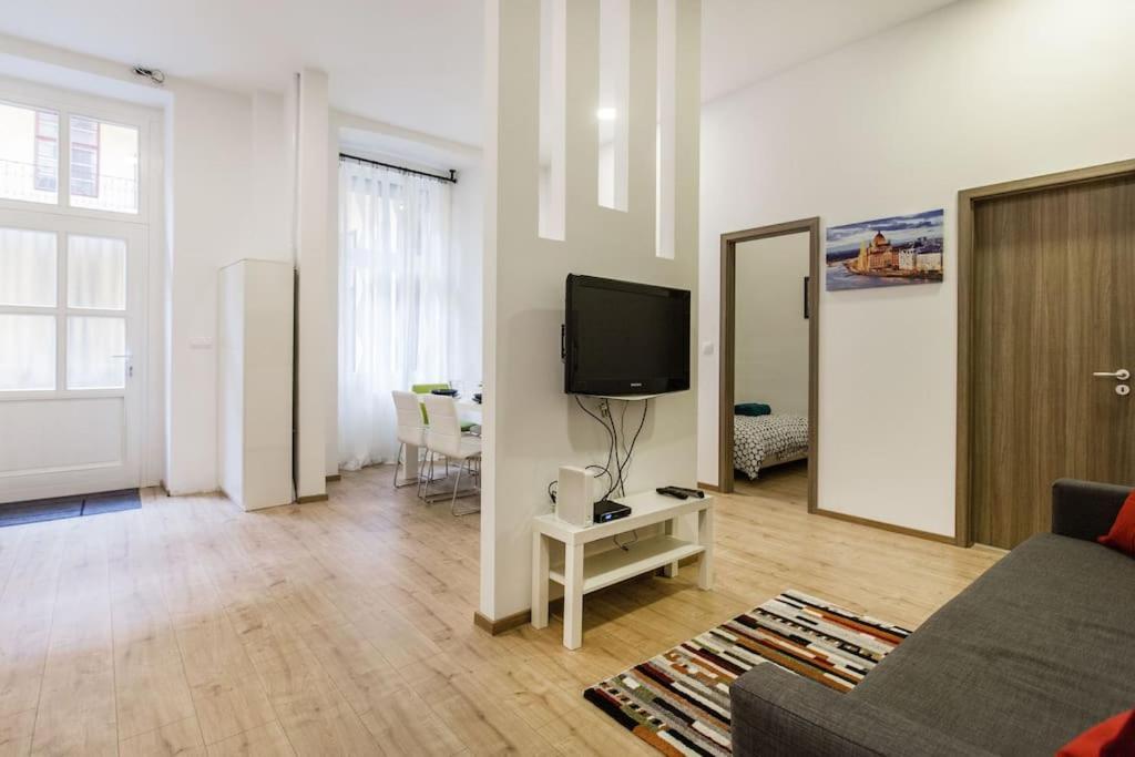 Designer Dream Home In The Ruin Bar District W A/C بودابست المظهر الخارجي الصورة