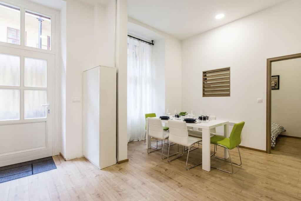 Designer Dream Home In The Ruin Bar District W A/C بودابست المظهر الخارجي الصورة